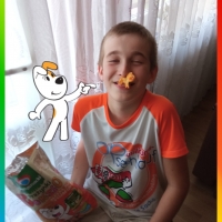 Maks zjada pysznego Reksia.