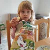 Córka z ulubionymi chipsami
